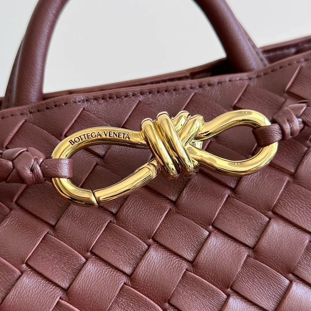 The 2023 new Andiamo batch of 1860 BV has been shipped‼ ️Really popular🔥The new Andiamo woven handbag launched by Bottega Veneta this season is really popular all over the world! ! Celebrities at home and abroad have worn it, and Oscar-winning actress Michelle Yeoh has taken it out on the street. Song Jia, Trai Yara, Yu Feihong, Sanji Ayaka, Rosie Hunting-Whiteley, Yoshioka Riho, etc. have all picked up this bag. It is classic and versatile, showing off its temperament, and the bag capacity is also large, which is very convenient for daily commuting! ! A variety of carrying methods, the shoulder straps can be adjusted by yourself, the original lambskin feels soft and delicate, and the unisex style breaks gender boundaries and brings a more practical and longer-lasting use experience. Andiamo, which has both elegant and casual styles, perfectly interprets the true appearance of "fashionable old money style". Style number: 743568 Size: 25*22*10.5cm